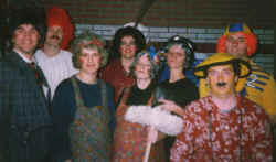 carnaval-groepsfoto-optreden 1985.jpg (73401 bytes)