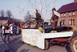 carnaval-hoge-bomen-vangen-veel-wind.jpg (94212 bytes)